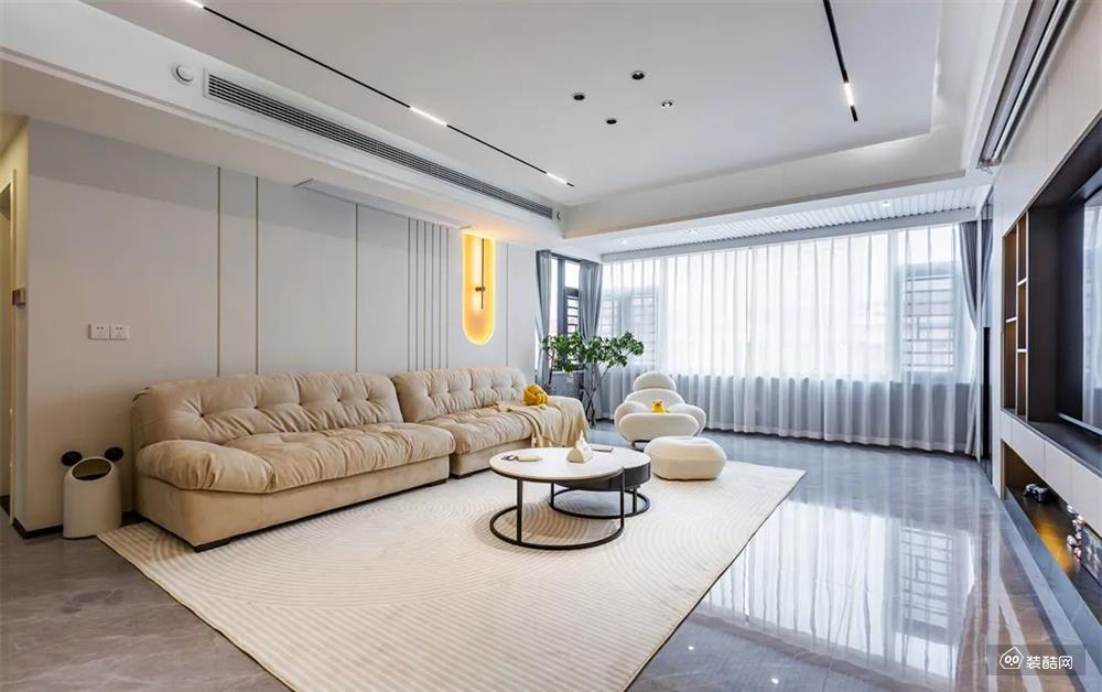 客厅，以温软的奶油色系陈述，极简的黑灰色为辅，纳入阳台融为大平层空间感，纯洁柔美的色调，带来温和安静的空间质感。