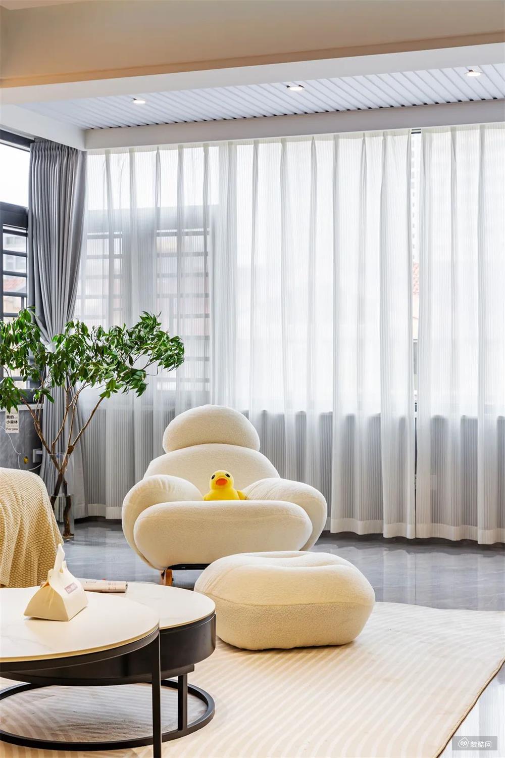 沙发背景墙，以简约高雅的线条设计，配合圆弧造型的暖色壁灯，圆润曲线的摇椅组合平衡精致与舒适，为生活的每一帧都添上柔和滤镜。