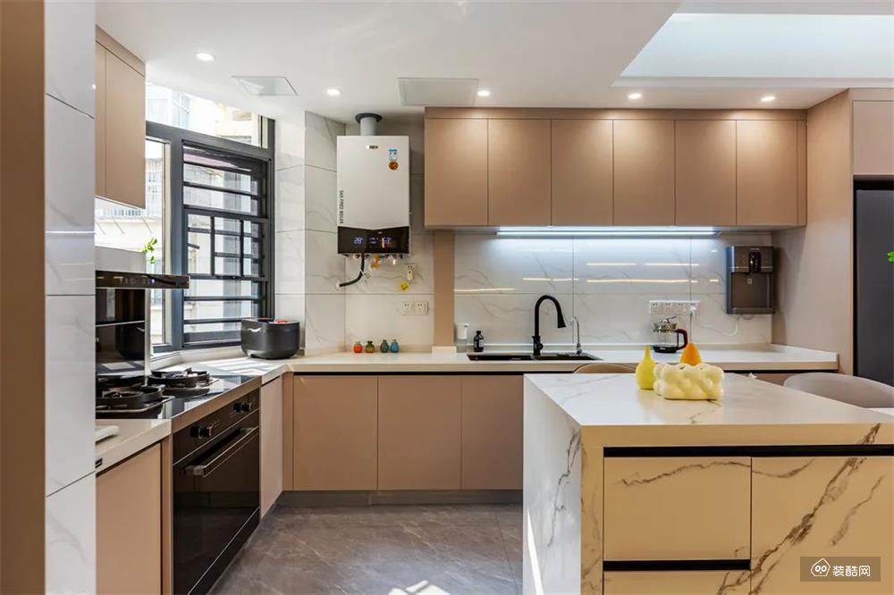 厨房，设计成开放式空间+岛台的经典搭配，让小厨房立马“变大”，动线上也更为便捷利落，木色橱柜为空间增添温柔细腻的色彩。