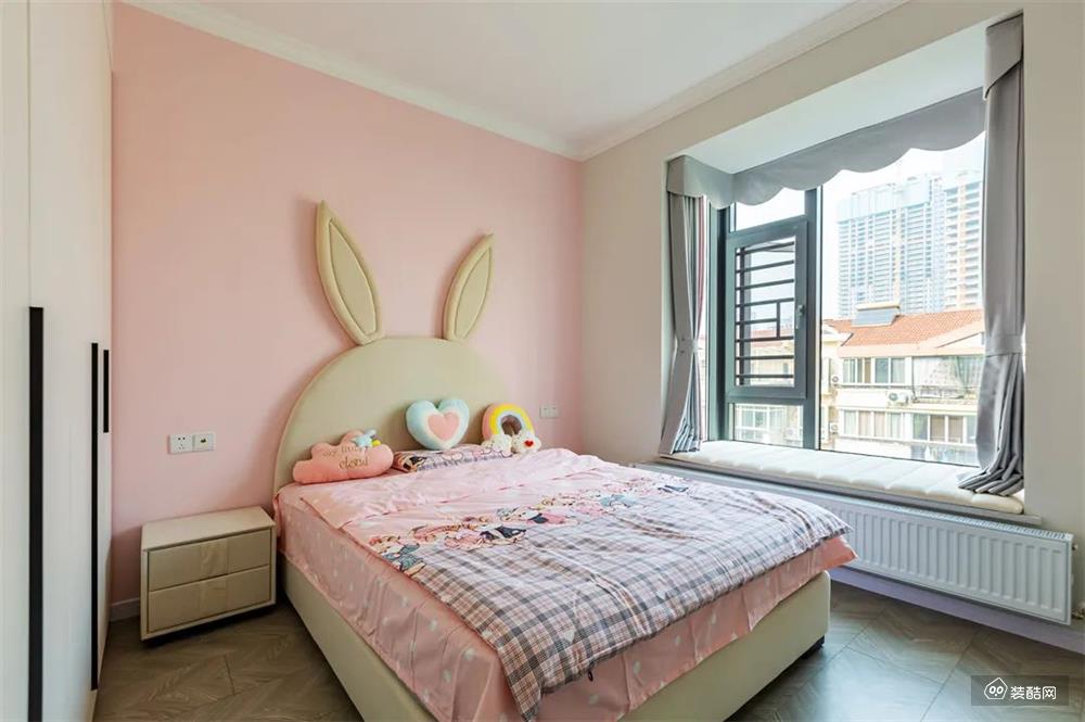 女儿房的设计以兔子为主题，充满少女心的马卡龙色调，精致可爱的兔子元素，结合飘窗的自然采光，构筑意趣而又温馨的童话世界。