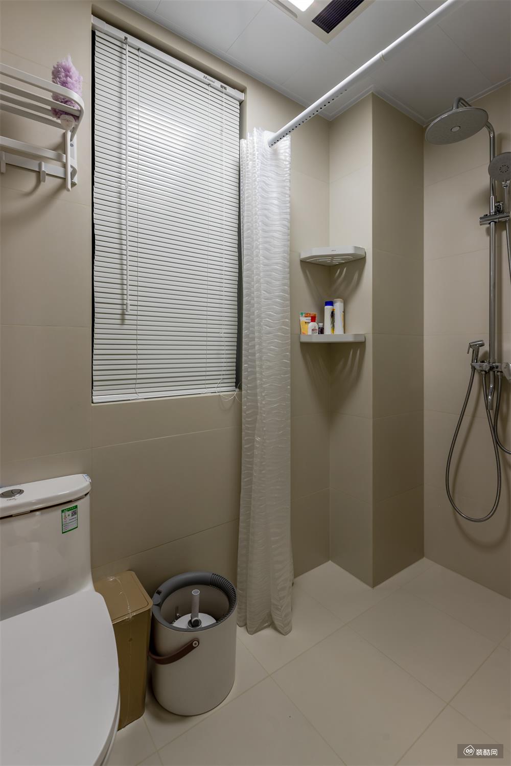 至于湿区部分，马桶、淋浴有效分区不重叠，避免潮湿，能更好地发挥各自功用。内部铺贴墙地一体米色砖，纯色搭配更显档次，对于保持优良卫生环境也有极大帮助。