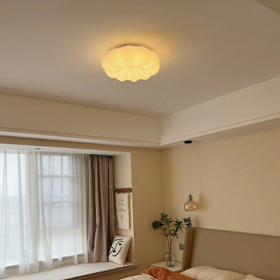 卧室吸顶灯用圆的好还是方的好？选择卧室灯具需要注意什么